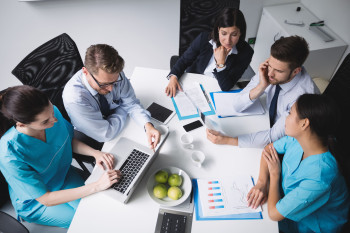 Medicos em reuniao